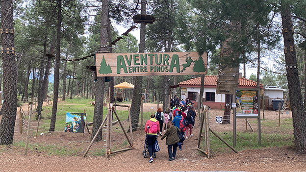 Escolares de Olivares disfrutan de actividades de aventura en Víznar