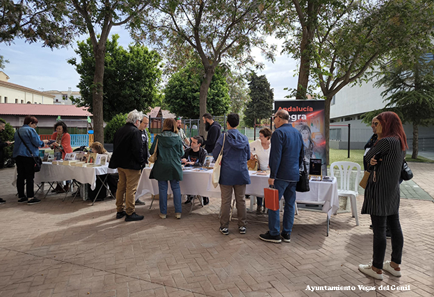 Autores procedentes de distintos puntos de España participan en la I Feria del Libro de Vegas del Genil