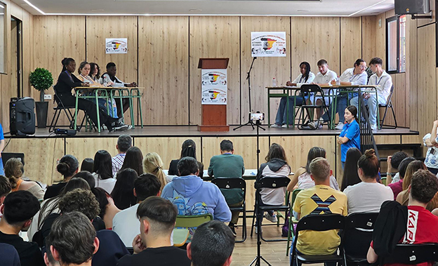 Estudiantes del Colegio Ave María Casa Madre y del IES Ángel Ganivet debaten sobre el feminismo