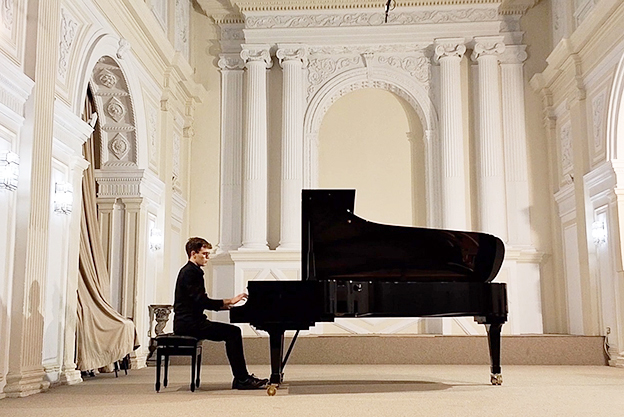 Concierto de piano de Abel Delgado Vallejo en Porcuna, a beneficio de la Asociación Española Contra el Cáncer