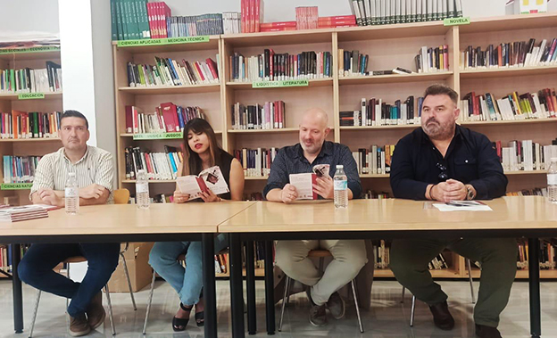 Leira Araújo presenta en la biblioteca de Montejícar su libro ‘Tuve un amor bello y oscuro’