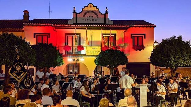 La banda de música ‘Villa de Otura’ celebra sus 40 años con un gran concierto