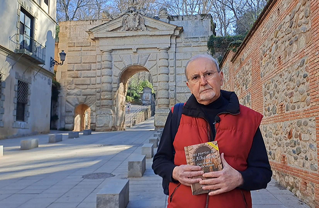 Enrique Jiménez Cotelo reúne en un libro las 18 puertas de la Alhambra