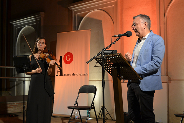 Manuel Vilas y Blanca Fernández abren con brillantez la XIV edición de Poesía en el Jardín