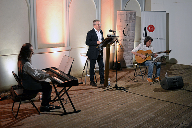 Perfecta simbiosis del poeta Lorenzo Oliván y los músicos Nicolás Medina y Walter Sabiolo en la segunda sesión de Poesía en el Jardín, 2024