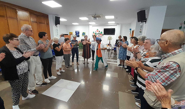 Monachil organiza un desayuno de convivencia entre jubilados y escolares en su Semana del Mayor