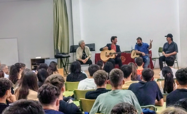 El grupo musical Niños Mutantes regresa al instituto donde se conocieron sus integrantes