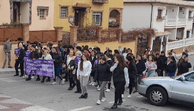 Escolares de Monachil participan en una marcha por la igualdad y contra la violencia hacia las mujeres