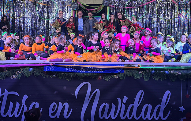 Una gala solidaria de gimnasia rítmica en Otura recauda juguetes para los niños necesitados