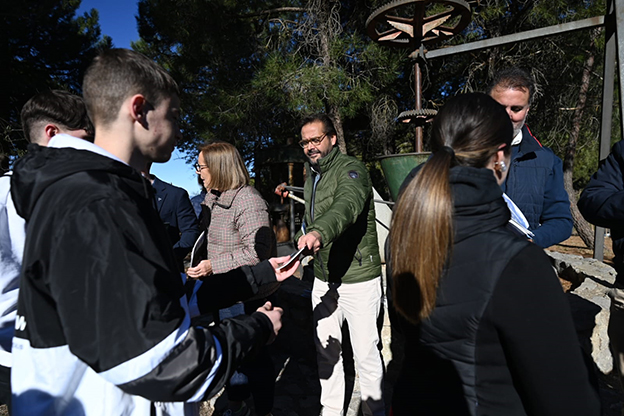 Escolares granadinos plantan futuro en tres parques naturales con motivo del Día Mundial de la Educación Ambiental