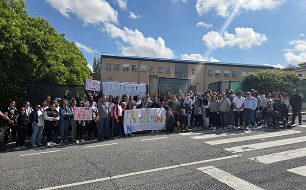 Casi 200 padres y madres del CEIP Alzawiya de La Zubia protestan por el cierre de una línea de Infantil