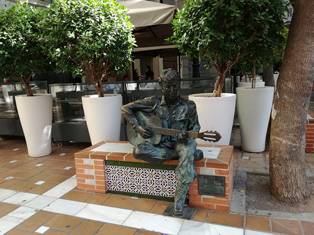 Coral del Castillo Vivancos: «Paseando por Almería, (1/3): John Lennon en Almería»