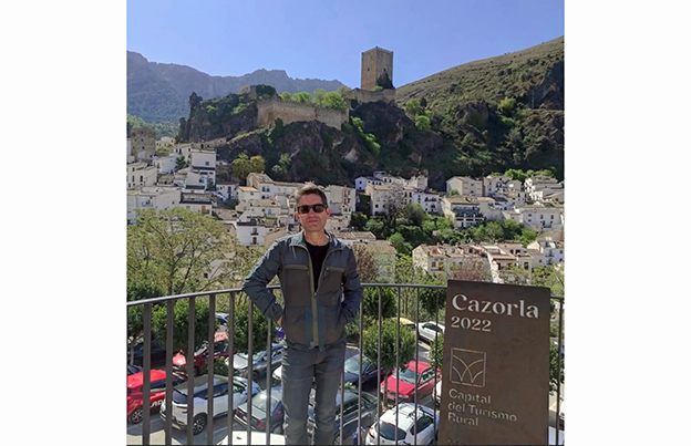 Dionisio Martín Bueno: «El humor es un elemento crucial en la vida y en la literatura»