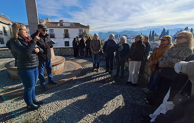 Las personas sordas de Granada disfrutan del Albayzín en dos tiempos