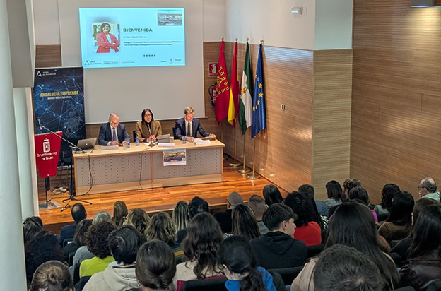 La delegada de Desarrollo Educativo y Universidad inaugura en Baza unas jornadas para mejorar la competitividad y la eficiencia de las empresas rurales
