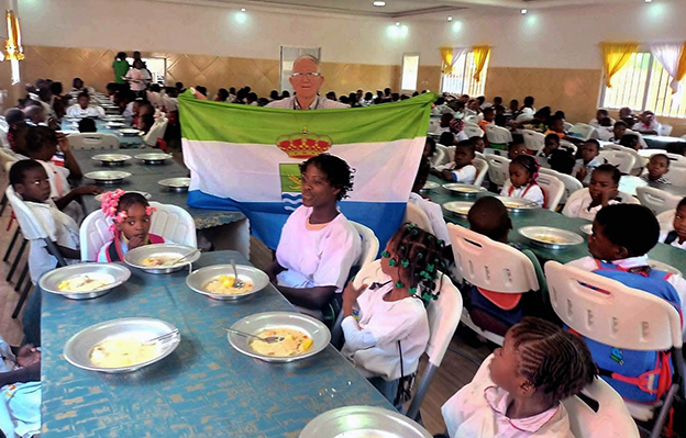 Cúllar Vega colabora con la ONG Moviendo Corazones para construir un comedor escolar en Malanje (Angola)