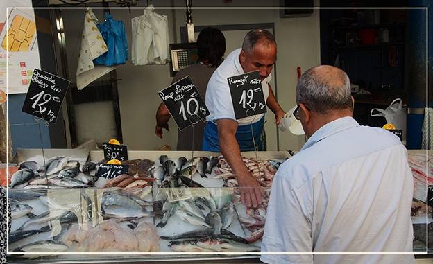 Coral del Castillo Vivancos: «Las tiendas de mi barrio, una sinfonía de colores»