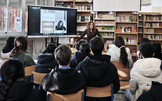 La poeta Marga Blanco mantiene un encuentro literario con jóvenes del IES Cartuja de Granada