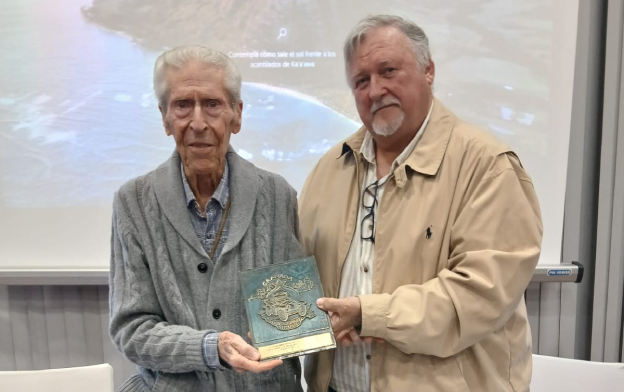 El Club de Automóviles Veteranos de Granada rinde homenaje a su socio más veternano, Felipe Núñez, quien a sus 96 años sigue conduciendo de forma impecable