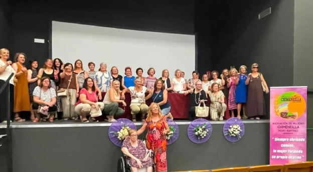 Presentado en Pedro Martínez el libro que rinde homenaje a sus mujeres y a los 30 años de la Asociación ‘Chimeneílla’