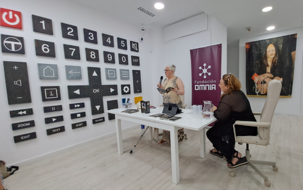 Carmen Salas presenta en OMNIA su último poemario titulado ‘Sostener la oscilación’