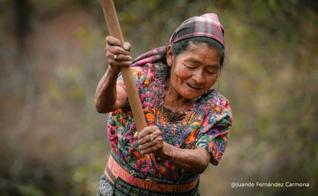 Sostener el mundo: una invitación a mirar con más calma y reconocer lo que muchas mujeres hacen cada día
