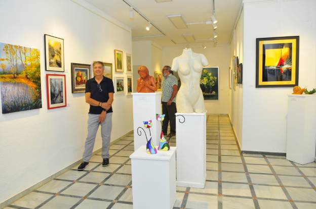 Un pueblo de Granada acoge una fascinante exposición colectiva de pintura, escultura y tapices