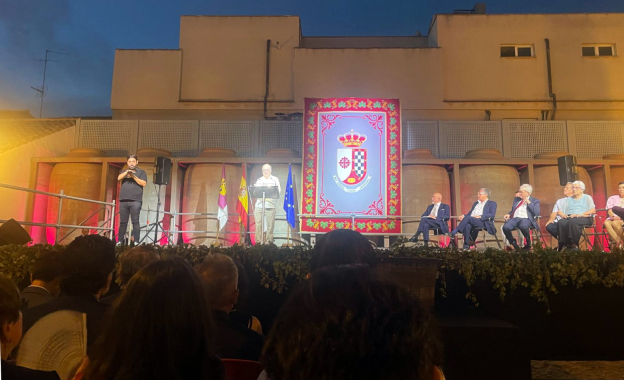 Álvaro Salvador realiza el ‘brindis poético’ de las Fiestas de la Vendimia y el Vino de Valdepeñas, 2026